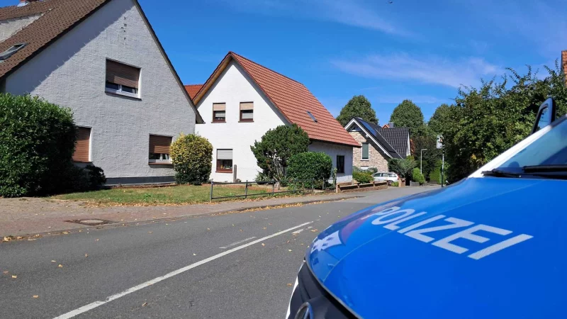 Die Polizei sperrt die Stra&szlig;e ab. - &copy; Joern Spreen-Ledebur