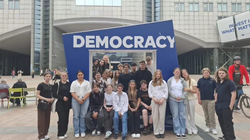 Die Sch&uuml;lerinnen und Sch&uuml;ler der neunten Jahrgangsstufe trafen sich im Br&uuml;sseler EU-Parlament (im Hintergrund) mit der Abgeordneten Verena Mertens aus Paderborn und tauschten sich &uuml;ber die Vielfalt Europas aus. Foto: HSS - &copy; HSS