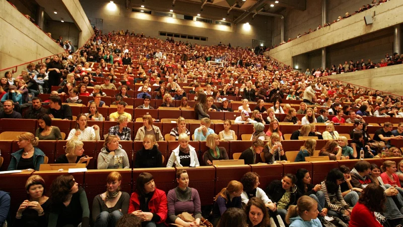 Ein Foto aus dem Jahr 2008. Das Audimax der Uni Bielefeld ist überfüllt. Inzwischen entspannt sich die Lage. - © Wolfgang Rudolf