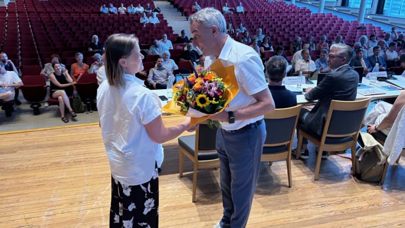 B&uuml;rgermeister Dirk Tolkemitt gratuliert der frisch gew&auml;hlten neuen Beigeordneten, Ulrike Niebuhr, vor den Augen des Rates in der Konzerthalle mit einem Blumenstrau&szlig;. - &copy; Thomas Reineke