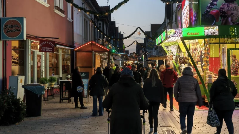 Bereits am Donnerstag fanden zahlreiche Menschen ihren Weg in die Lemgoer Innenstadt. - © Vasco Stemmer