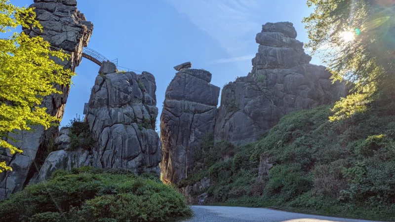 Die Externsteine sind zur Sommersonnenwende ein Kraftort f&uuml;r viele Menschen. - &copy; LVL