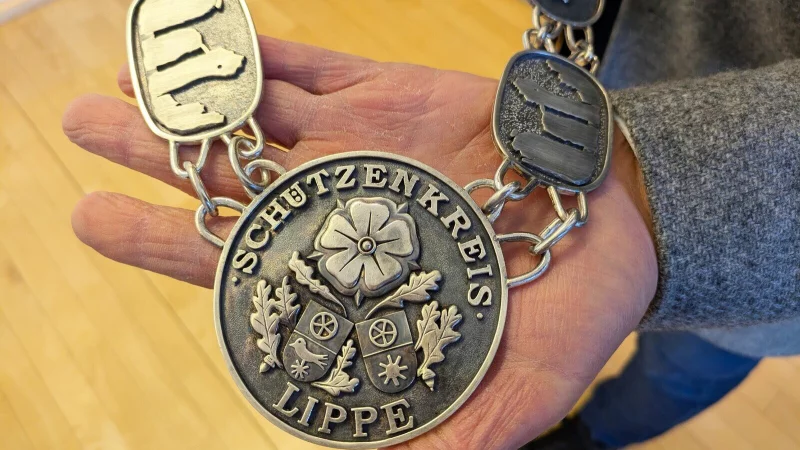 Blick auf die Schützenkette: Zwei neue Glieder mit der Abbildung der Externsteine wurden eingefügt, zudem wurde im Wappen des Schützenkreises Lippe der Buchstabe „N“ ergänzt. - © Landesverband Lippe