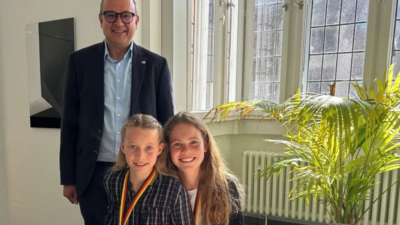 Greta und Marlene Engelkemeier schreiben ins Goldene Buch der Stadt. B&uuml;rgermeister Markus Baier hat sie eingeladen. - &copy; Stadt Lemgo