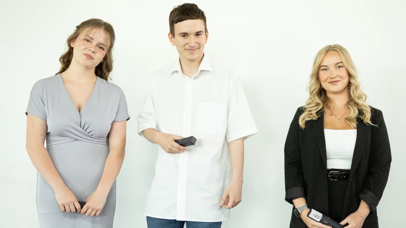 Lana Klippenstein, Joshua Th&ouml;ing und Lea Zacharias erhielten eine Auszeichnung. Auf dem Foto fehlen: Henry Max S&ouml;lter und Yassin Romberg. - &copy; Dietrich-Bonhoeffer-Berufskolleg