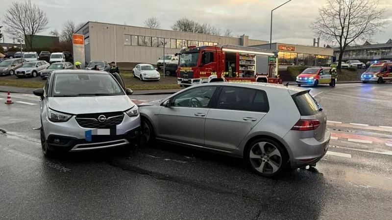 Zwei Autos sind auf der Kreuzung Klingenbergstra&szlig;e/Am Gelskamp zusammengesto&szlig;en. - &copy; Feuerwehr Detmold/C.Rieks