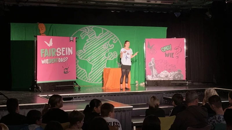 Schauspielerin Astrid Fischer begeisterte die Sch&uuml;lerinnen und Sch&uuml;ler
der Realschule Lemgo und der Karla-Raveh-Gesamtschule. - &copy; Alte Hansestadt Lemgo