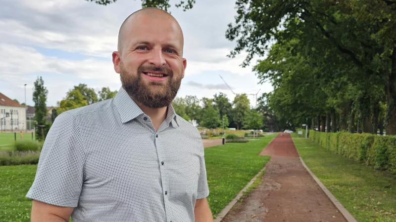 Stefan Zibart (Aufbruch C) m&ouml;chte B&uuml;rgermeister in Lage werden. Die Themen Jugend, Bildung und Wirtschaft sind ihm besonders wichtig. Sein Lieblingsplatz? Der B&uuml;rgerpark. - &copy; Astrid Sewing