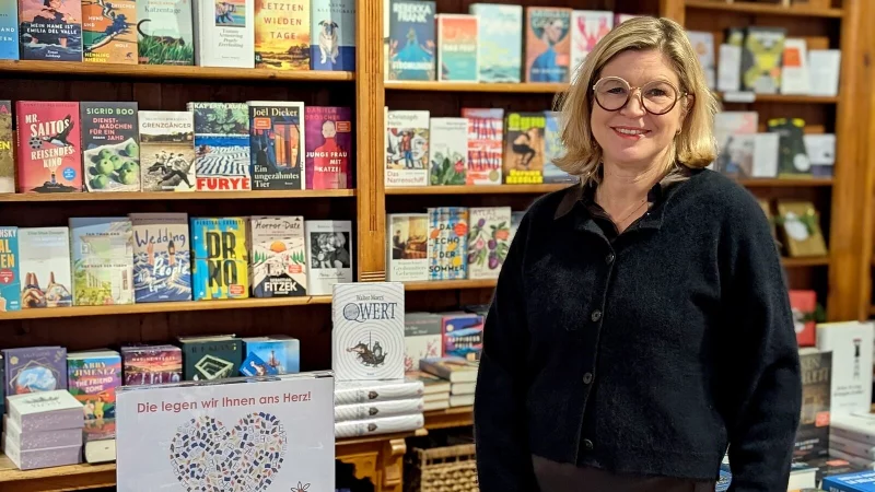Cerrin Wehrmann-Ristau, Inhaberin der Buchhandlung Blume, präsentiert das neue Frühjahrsprogramm und freut sich auf spannende Begegnungen mit prominenten Autoren. Foto: Gunter Held - © Gunter Held