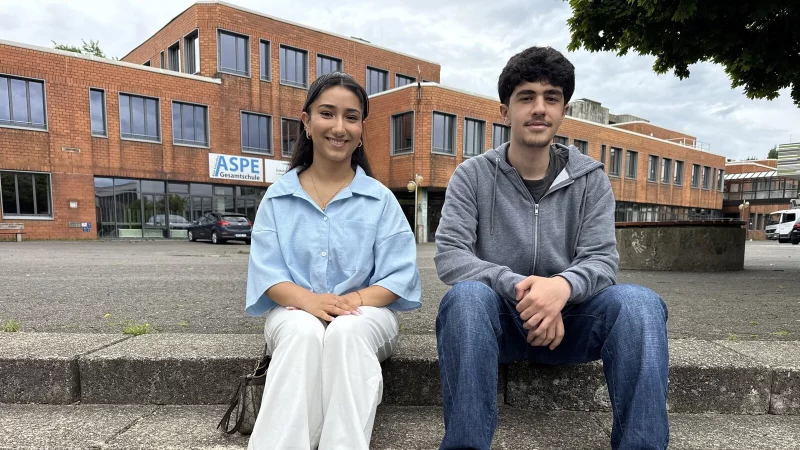 Rosin Rafo Haji und Motasem Rouk (von links) haben die Klasse 10 an der Gesamtschule Aspe mit Erfolg abgeschlossen und wollen hier ihren Weg zum Abitur weitergehen. - © Sandra Castrup
