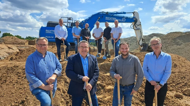 Beim symbolischen ersten Spatenstich f&uuml;r den neuen Kreisbauhof sind dabei (vorne von links) Thomas Jahn (stellvertretender Vorsitzender Ausschuss f&uuml;r Mobilit&auml;t, Bauen, Planen und Betriebsausschuss Stra&szlig;en), Landrat Dr. Axel Lehman, Matthias Buchheim ( Vorsitzender Ausschuss f&uuml;r Mobilit&auml;t, Bauen, Planen und Betriebsausschuss Stra&szlig;en) und Thomas Hilker (Leiter Eigenbetrieb Stra&szlig;en) sowie (hinten von links) Steffen Ulbrich (AKD-Bau), Matthias M&uuml;ller (Richter Tiefbau), Maxim Elsesser (EPU Architekten), Marco Freyer (AKD-Bau), Eugen Unruh (EPU Architekten) und Stephan Pott (Eigenbetrieb Stra&szlig;en). - &copy; Carolin Brokmann-F&ouml;rster