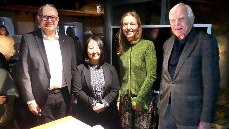 Die stellvertretende Konsulin Aki Sugaya vom Japanischen Konsulat D&uuml;sseldorf hat sich in das Goldene Buch eingetragen, hier flankiert von B&uuml;rgermeister Markus Baier (links) sowie K&uuml;nstlerin Anna Grebner und Dr. Gerhard Kuebart von der Engelbert-Kaempfer-Gesellschaft. - &copy; Rudi Rudolph