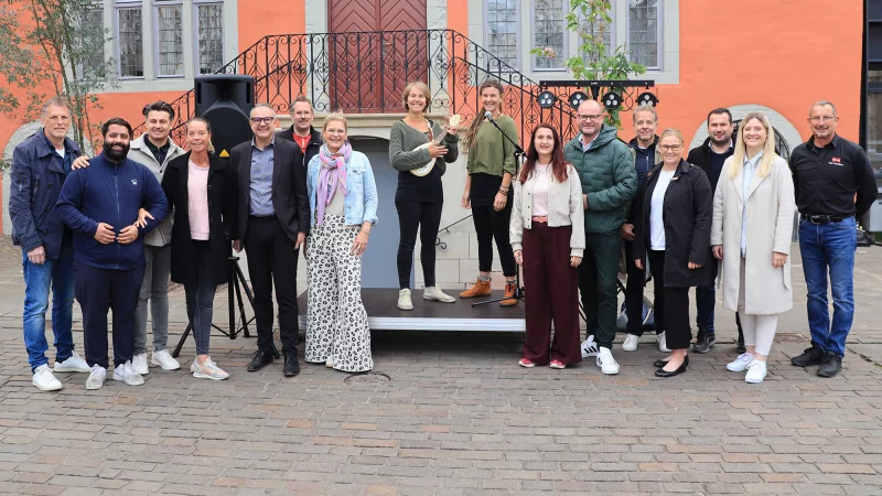 Sponsoren, Veranstalter und Künstler freuen sich auf "Marktplatz-Live" in Lemgo Auf der kleinen "Bühne" steht das Lemgoer Duo "a.mie". Sie werden dort im Juli auftreten. - © Lemgo Marketing