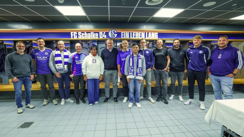 Kurz vor seinem 50. Geburtstag bat Schalkes Sportvorstand Frank Baumann (Mitte) elf S04-Fans zur Audienz in die Heimkabine. Mit dabei war Tobias Fillies. - &copy; Tim Rehbein/FC Schalke 04