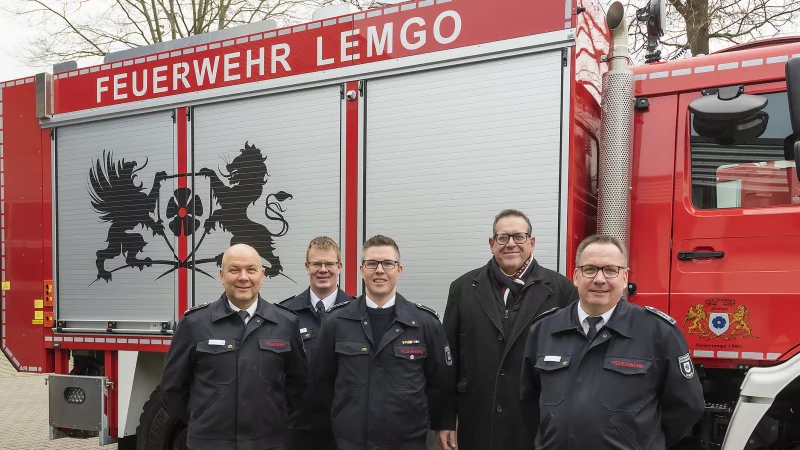 Frank Hoppe (von links), Christian Depping, Timo Kesting und Wehrleiter Lars-Uwe Brede von der Freiwilligen Feuerwehr Lemgo freuen mit Eckhard Siekmann (2. von rechts) &uuml;ber die neue Optik der Fahrzeuge der Lemgoer Wehr. - &copy; Freiwillige Feuerwehr Lemgo