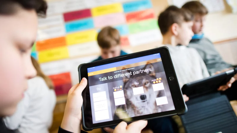 Lippische Schulen sind mit Tablets und schnelle Internet ausgestattet, aber auch Distanzunterricht und digitales Lernen funktioniet. Am Montag konnte dies nochmals ge&uuml;bt werden. - &copy; Julian Stratenschulte/dpa