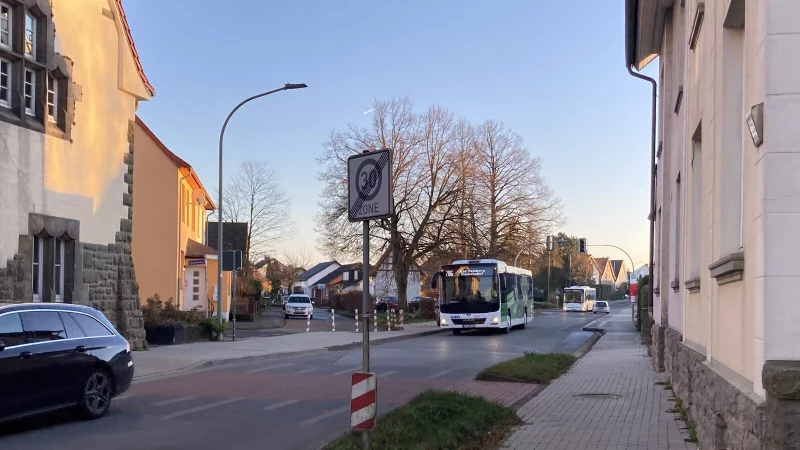 Tempo 30 wird k&uuml;nftig f&uuml;r alle Verkehrsteilnehmer vor der Turmschule auf der Leopoldstaler Stra&szlig;e gelten. - &copy; Cordula Gr&ouml;ne
