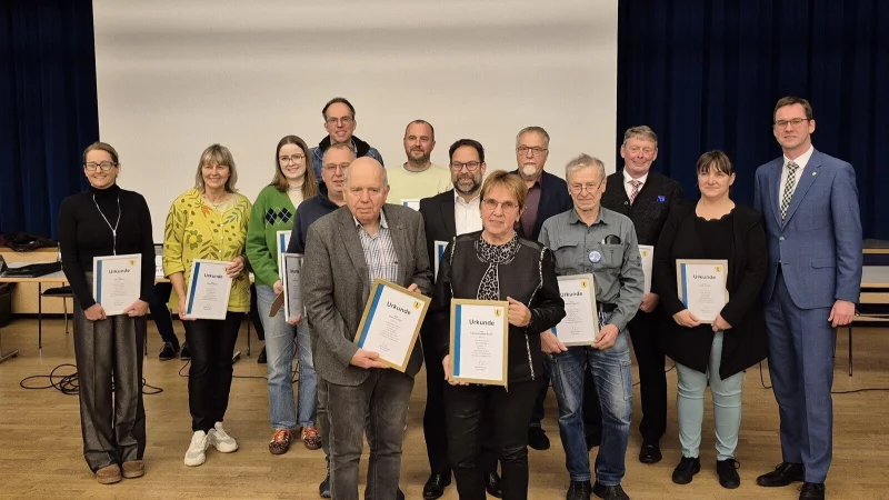 B&uuml;rgermeister Matthias Kalkreuter (rechts) verabschiedet (hinten, von links) Anika Jedlicka (CDU), Monika Kuhlmann (Gr&uuml;ne), Benita Henning (FDP), Peter Lohmann (Gr&uuml;ne), Torsten Riekehof (CDU), Benjamin Tiedt (Gr&uuml;ne), Christoph L&ouml;hning (CDU), Klaus Schmiedekamp (FWG/BBL), Reimund Neumann (Gr&uuml;ne), Axel Wiebusch und Loreen Scheibe (beide SPD) sowie (vorne) Erhard Kirchhof und Angelika Schapeler-Richter. - &copy; Lorraine Brinkmann