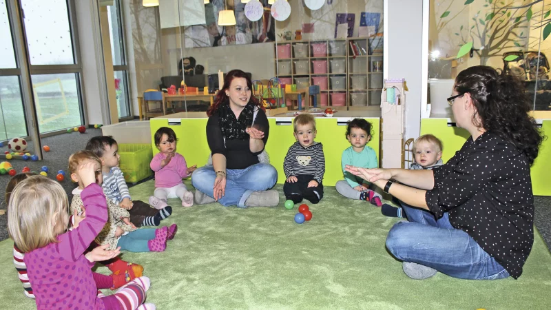 Die Tagespflege "Little POS" schließt Ende Juli nach elf Jahren Betrieb. Im Bild spielen Christine Reichardt (links) und Tina Härtl mit Kleinkindern. - © "POS Tuning"