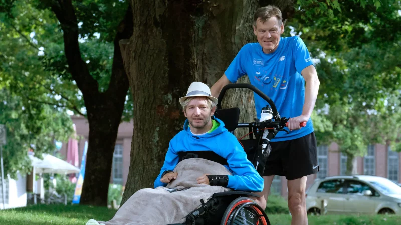Manuel Graute (46) ist seit seinem Sportunfall 2007 querschnittsgel&auml;hmt. Er sitzt im &bdquo;M1", ein Rollstuhl, der eigens f&uuml;r den Lauf konstruiert wurde. Reiner Schenke (61) wird ihn darin 42,195 Kilometer lang schieben. - &copy; Andreas Fr&uuml;cht