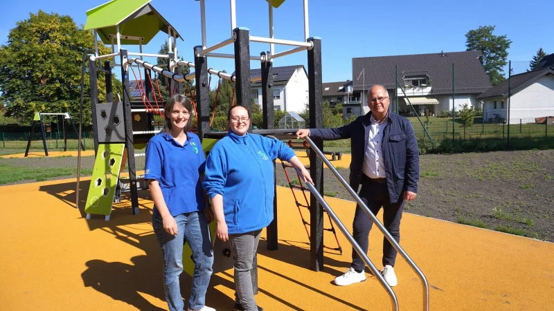 Tanja Frieben (links) und Martina Lohmer vom Förderverein der Grundschule freuen sich mit Bürgermeister Marcus Püster über den neu gestalteten Turngarten. - © Gemeinde Schlangen