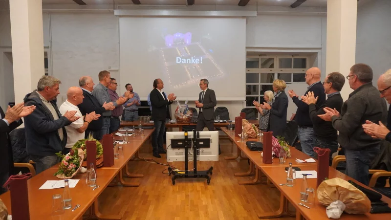 Die Ratsmitglieder erheben sich von ihren Plätzen und applaudieren für ihren scheidenden Bürgermeister. - © Michaela Weiße