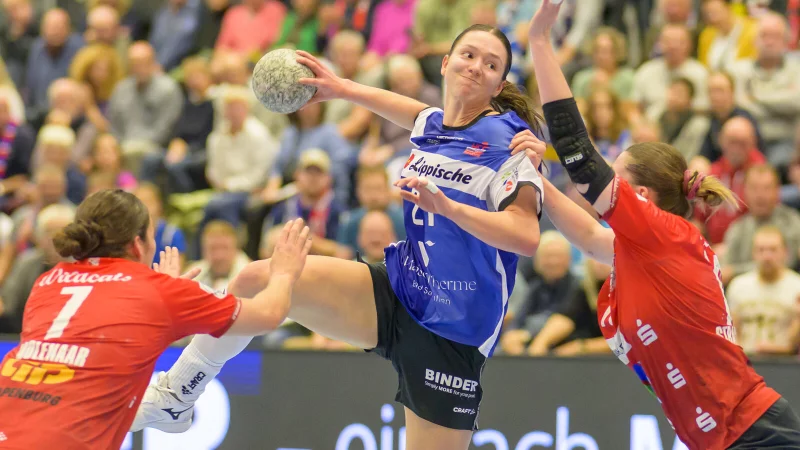 Nuria Bucher, hier im Einsatz für die HSG Blomberg-Lippe, hat sich bei der Schweizer Nationalmannschaft eine Verletzung am Sprunggelenk zugezogen. - © Egon Penner