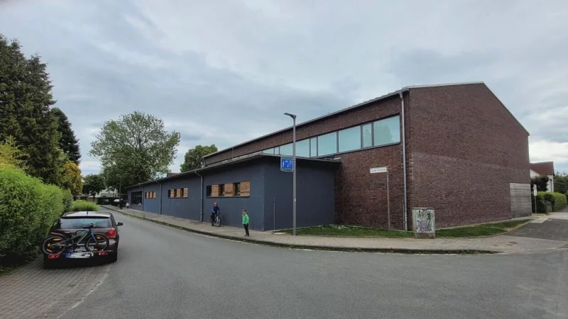 Wenig los, doch morgens und mittags herrscht auch an der Ostschule Verkehrschaos. Jetzt will die Stadt gegen die Elterntaxis vorgehen. - © Katrin Kantelberg