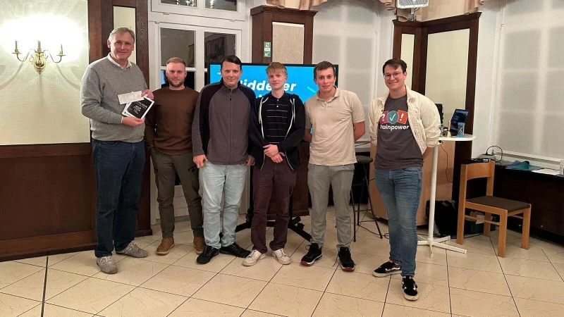 Vorsitzender Cord Brüning (links) und Quizmaster Jannik Lober (rechts) gratulieren dem Siegerteam des 2. Quizabends "Hiddesen Sapientes" mit (Mitte von links) Torben Faust, Magnus Lenuweit, Maurice Jordan und Christian Kück. - © Hiddesen Sapientes