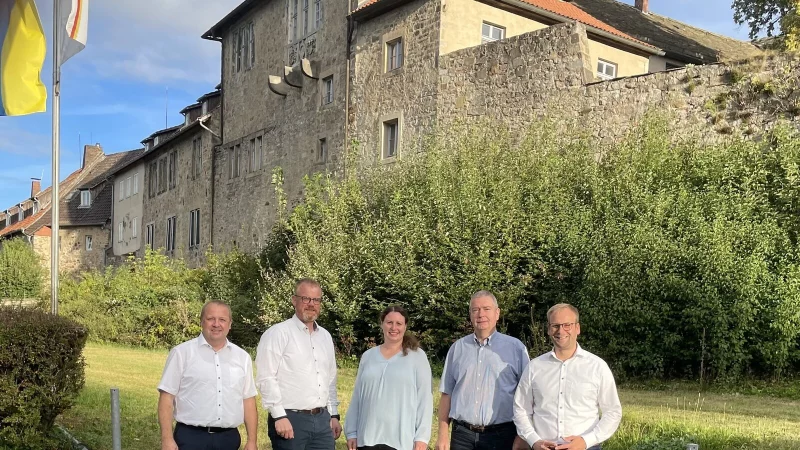 Der Vorstand der LAG Nordlippe und Regionalmanagerin Karen Baller freuen sich gemeinsam über die Bewilligung des Regionalbudgets 2025 für Nordlippe. - © LAG Nordlippe