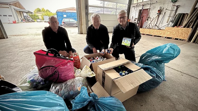 Hoffen auf viele fleißige Sammler: Bauhofleiter Michael Brinkmann (von links), Marcel Klöpping, Präsident des Rotary-Clubs Oerlinghausen-Detmold, und Winfried Brunner, Clubmitglied und Verantwortlicher für das Projekt. - © Anna Lena Hinder