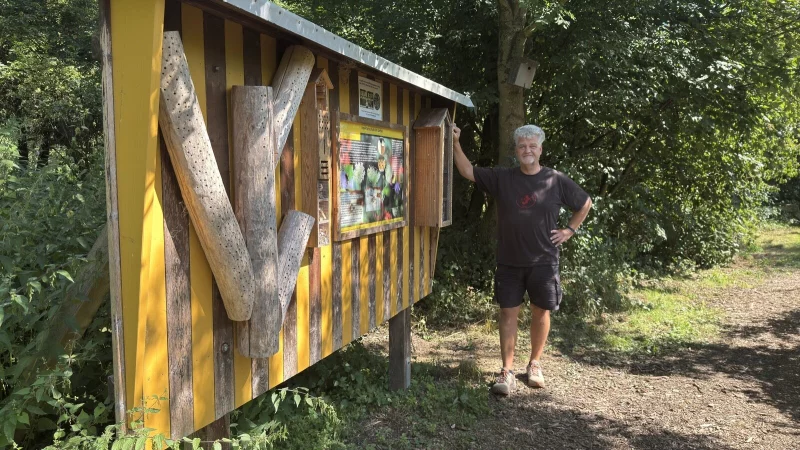 Ulrich Kaminsky steht an einer Infotafel mit aufgebrachter Nisthilfe auf dem Gel&auml;nde des Umweltzentrums. - &copy; Sven Kienscherf