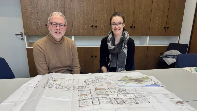 Stefan Terbrack vom gleichnamigen Architekturb&uuml;ro und Mitarbeiterin Ann-Kathrin Kahmann planen den Grundschulneubau in Bad Meinberg. - &copy; Cordula Gr&ouml;ne