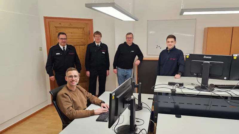 Sie sind bereits vom Fire Office &uuml;berzeugt: (von links) Kamerad Benjamin Jeep (sitzend, Phoenix Contact), Feuerwehr-Chef Lars-Uwe Brede, sein Stellvertreter Christian Depping, Kamerad Meik Pr&uuml;&szlig;ner (Phoenix Contact) und Kamerad Yannik Mallmann (M&uuml;ller Umwelttechnik). - &copy; Alte Hansestadt Lemgo