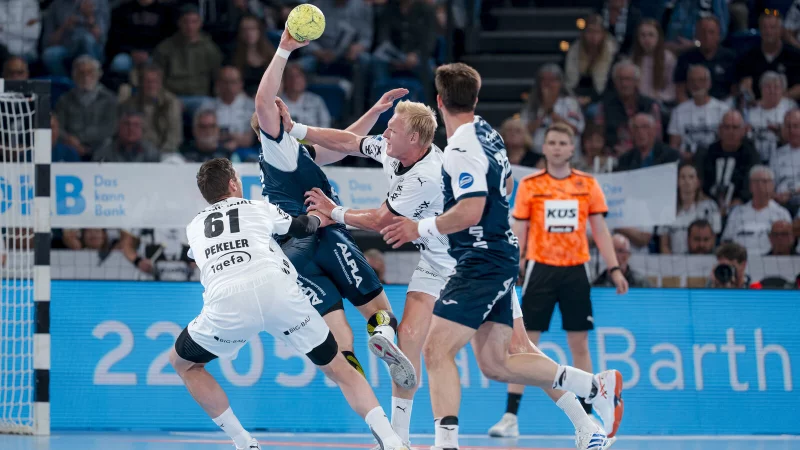 Lukas Hutecek wird von Hendrik Pekeler (l.) und Patrick Wiencek (r.) beim Wurf attackiert. - © saschaklahn.com