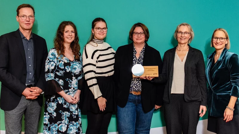 Jurymitglied Prof. Dr. Sebastian Braun (von links), Eva-Maria Allert, Fabienne und Nicole Biermann, Michaela Jahnke-Witter und Inga Wilcke, Leiterin Kommunikation Westfalen Weser. - &copy; Thorsten-Hennig-Fotografie-Westfalen Weser