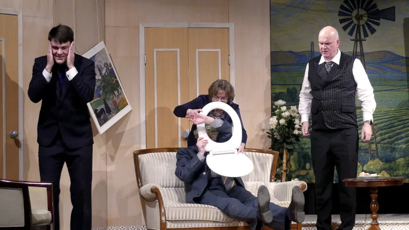 Anwalt Roy Vance (Jannes Dopheide, links), versteht nichts mehr, Privatdetektiv Davis (Yvonne Schneider mit Klobrille) hat wieder versagt, Tochter Constance (Anna Sch&ouml;nbeck, dahinter) ist verzweifelt, und Butler Clifton (Oliver Beckers) ahnt B&ouml;ses. - &copy; Rudi Rudolph