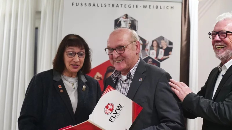 "Gut gemacht." Kreiskassierer Heinz Grützmacher (rechts) gibt Arnd Sielemann einen anerkennenden Klaps auf die Schulter. - © Jörg Hagemann