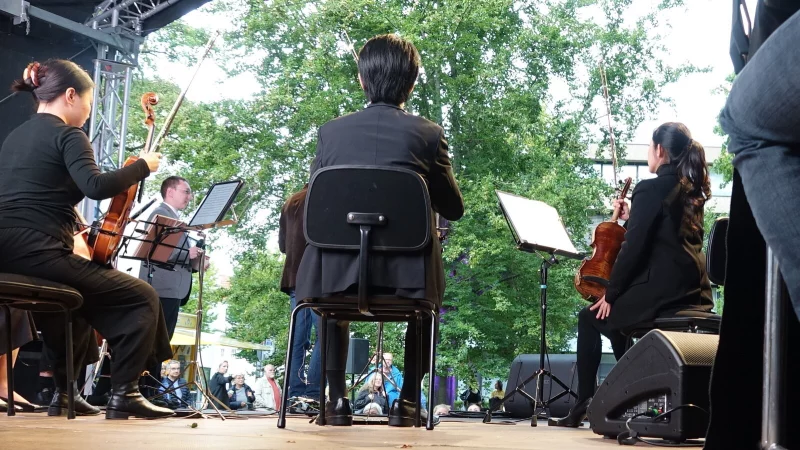 B&uuml;rgerpark, 200 G&auml;ste und ein Streichquintett mit Moderator Axel Berndt, Professor f&uuml;r Modellierung vernetzter virtueller Datenr&auml;ume im Bereich Musik (links im Bild) - alles in allem ein Experiment. - &copy; Axel B&uuml;rger