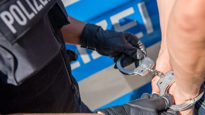 In OWL sind Hunderte Haftbefehle offen. - &copy; Symbolfoto: Bundespolizei