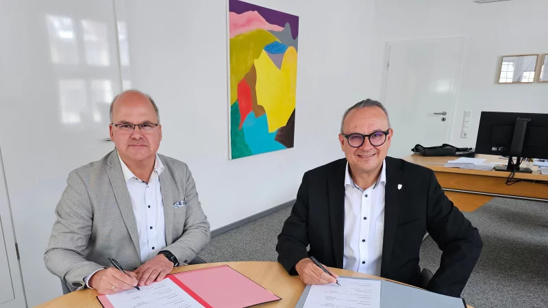 Schlangens B&uuml;rgermeister Marcus P&uuml;ster (links) und Lemgos B&uuml;rgermeister Markus Baier unterzeichnen die Vereinbarung zur interkommunalen Zusammenarbeit Vollstreckung. - &copy; Alte Hansestadt Lemgo