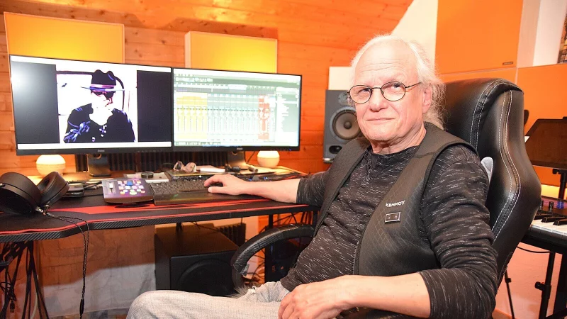Ralf Hoffmann hat in seinem kleinen Tonstudio alle Voraussetzungen, um Songs zu komponieren und zu mischen. - &copy; Karin Prignitz