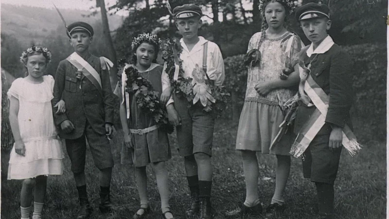 Erstes Kinderschützenfest am 28. Juni 1925: Königspaar Richard Büker und Gertrud Pott (Mitte), links das Apfelpaar Liesel Reuter und Richard Siebrasse, rechts das Zepterpaar Hanna Nordmeyer und Ernst Elbracht. - © Chronik OSG