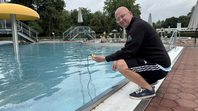 Sven Prochnow leitet die B&auml;derbetriebe der Stadtwerke Bad Salzuflen. Mit 16 Jahren hat er angefangen als Rettungsschwimmer zu jobben. Hier misst er die Wassertemeparatur im Bega-Bad. - &copy; Sven Kienscherf