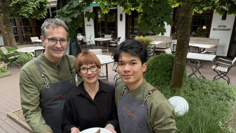 Die Inhaber des Gasthauses Franz Spieker (v. l.) und Beate Spieker und Koch-Azubi The Anh mit dem Gericht Spargel-Matjessalat. - &copy; Nieder-Entgelmeier