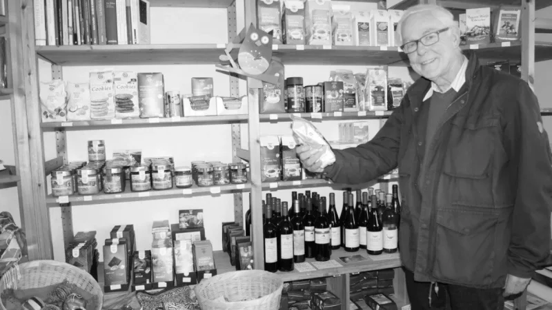 Karl Dr&uuml;ge im Eine-Welt-Laden auf dem Salzhof, der er mit aufgebaut und &uuml;ber Jahrzehnte unterst&uuml;tzt hat. - &copy; Jan Christian Pinsch