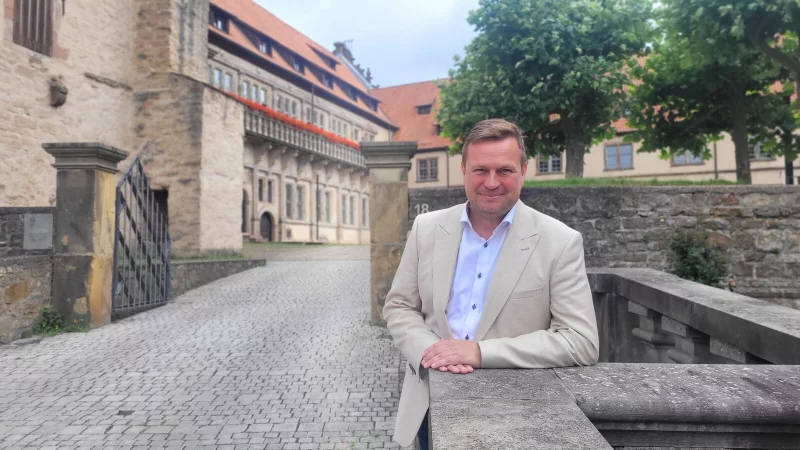 Alexander Baer an seinem Lieblingsort, dem Schloss Brake. Hier hat er sein pers&ouml;nliches Gl&uuml;ck gefunden. - &copy; Katrin Kantelberg