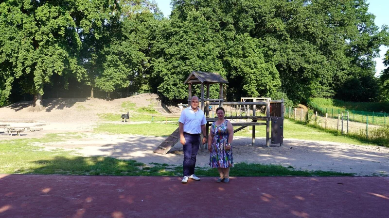 Schlangens Bürgermeister Marcus Püster und Fachbereichsleiterin Bildung und Organisation Petra Claes begutachten den Beginn der Arbeiten. - © Gemeinde Schlangen