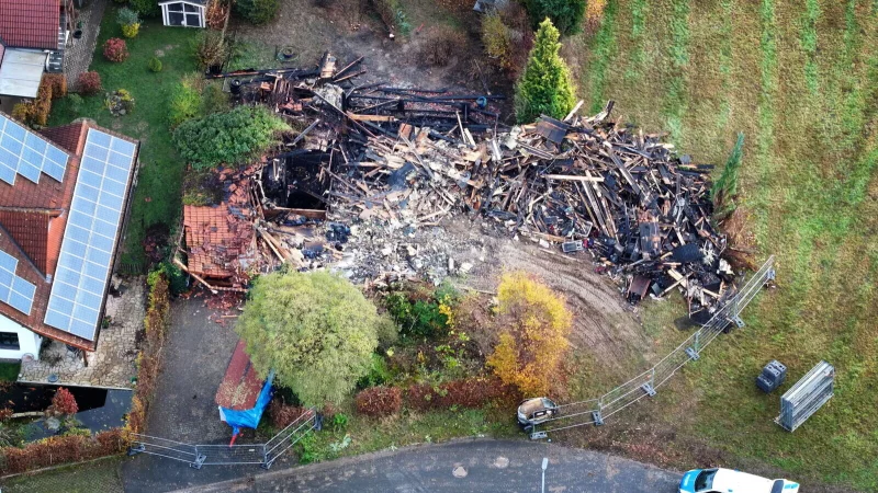 Die Kriminalpolizei hat den Einsatzort &uuml;bernommen und ermittelt die Brandursache und auch den Verbleib des vermissten Bewohners. Heute soll ein Spezialist vom Landeskriminalamt hinzugezogen werden. - &copy; Gerald Dunkel