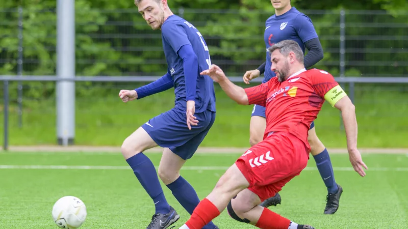 Insgesamt sieben Spieler liefen für den TuS Asemissen im Spiel gegen den TSV Horn auf. In dieser Szene schießt TSV-Kapitän Cihat Keles (rot) von der Strafraumgrenze auf das Gästetor. Tobias Gröschl vom TuS Asemissen kann nicht eingreifen. - © Egon Penner